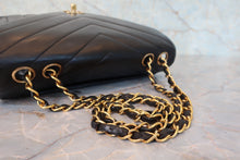将图片加载到图库查看器,CHANEL/香奈儿 coco小姐 V线 链条包 羊皮 Black/Gold hardware(黑色/金色金属) 肩背包 800090202