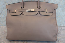 Load image into Gallery viewer, HERMES BIRKIN 40 Clemence leather Gris tourterelle/Matte silver hadware □E Engraving Hand bag 700030026