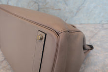 Load image into Gallery viewer, HERMES BIRKIN 40 Clemence leather Gris tourterelle/Matte silver hadware □E Engraving Hand bag 700030026