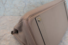 Load image into Gallery viewer, HERMES BIRKIN 40 Clemence leather Gris tourterelle/Matte silver hadware □E Engraving Hand bag 700030026