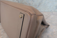 Load image into Gallery viewer, HERMES BIRKIN 40 Clemence leather Gris tourterelle/Matte silver hadware □E Engraving Hand bag 700030026