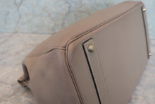 Load image into Gallery viewer, HERMES BIRKIN 40 Clemence leather Gris tourterelle/Matte silver hadware □E Engraving Hand bag 700030026