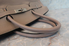 Load image into Gallery viewer, HERMES BIRKIN 40 Clemence leather Gris tourterelle/Matte silver hadware □E Engraving Hand bag 700030026