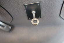 Load image into Gallery viewer, HERMES BIRKIN 40 Clemence leather Gris tourterelle/Matte silver hadware □E Engraving Hand bag 700030026