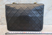 将图片加载到图库查看器,CHANEL/香奈儿 迷你CF 单盖 链条包 羊皮 Black/Gold hadware(黑色/金色金属) 肩背包 700100176