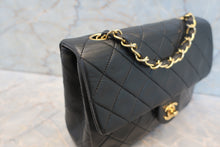 将图片加载到图库查看器,CHANEL/香奈儿 迷你CF 单盖 链条包 羊皮 Black/Gold hadware(黑色/金色金属) 肩背包 700100176