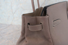 Load image into Gallery viewer, HERMES BIRKIN 40 Clemence leather Gris tourterelle/Matte silver hadware □E Engraving Hand bag 700030026