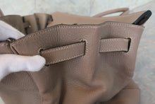 Load image into Gallery viewer, HERMES BIRKIN 40 Clemence leather Gris tourterelle/Matte silver hadware □E Engraving Hand bag 700030026