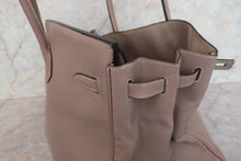 Load image into Gallery viewer, HERMES BIRKIN 40 Clemence leather Gris tourterelle/Matte silver hadware □E Engraving Hand bag 700030026