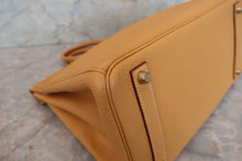 Load image into Gallery viewer, HERMES HAUT A COURROIRE 32 Fjord leather Natural sable □A Engraving Hand bag 700090116
