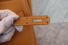 Load image into Gallery viewer, HERMES HAUT A COURROIRE 32 Fjord leather Natural sable □A Engraving Hand bag 700090116