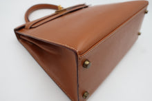 Load image into Gallery viewer, HERMES KELLY 28 Graine Couchevel leather Gold 〇T Engraving Shoulder bag 800100010