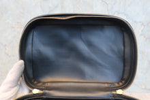 Load image into Gallery viewer, CHANEL CC mark vanity Caviar skin Black/Gold hadware Vanity 800050100