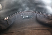 Load image into Gallery viewer, CHANEL Matelasse chain shoulder bag Lambskin Black/Silver hadware Shoulder bag 800030203