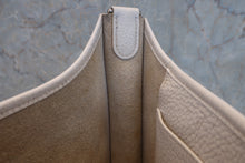 将图片加载到图库查看器,HERMES EVELYNE1 PM Clemence leather White □I刻印 Shoulder bag 800050057