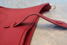 将图片加载到图库查看器,HERMES EVELYNE1 GM Clemence leather Rouge vif □F刻印 Shoulder bag 700120044