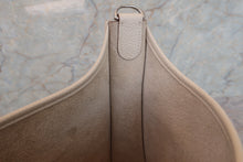Load image into Gallery viewer, HERMES EVELYNE 3PM Clemence leather Craie/Yellow A Engraving Shoulder bag 700080076