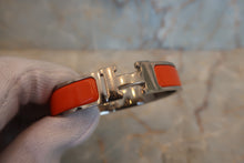 將圖片載入圖庫檢視器 HERMES/エルメス クリックアッシュ 銀メッキ シルバー/オレンジ バングル 27120312