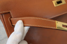 Load image into Gallery viewer, HERMES KELLY 32 Graine Couchevel leather Gold ○T Engraving Shoulder bag 800060174