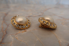 將圖片載入圖庫檢視器 CHANEL/シャネル パールラインストーンイヤリング 金メッキ ゴールド イヤリング 300120078