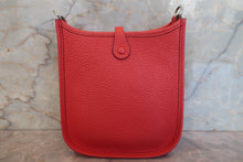 将图片加载到图库查看器,HERMES EVELYNE TPM Clemence leather Vermillon T刻印 Shoulder bag 700120049