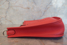 将图片加载到图库查看器,HERMES EVELYNE TPM Clemence leather Vermillon T刻印 Shoulder bag 700120049
