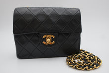 Load image into Gallery viewer, CHANEL Mini Matelasse Single Flap Chain shoulder bag Lambskin Black/Gold hardware Shoulder bag 800100034
