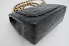 Load image into Gallery viewer, CHANEL Mini Matelasse Single Flap Chain shoulder bag Lambskin Black/Gold hardware Shoulder bag 800100034