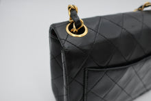 Load image into Gallery viewer, CHANEL Mini Matelasse Single Flap Chain shoulder bag Lambskin Black/Gold hardware Shoulder bag 800100034