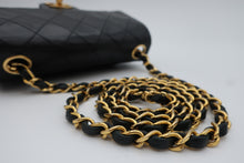Load image into Gallery viewer, CHANEL Mini Matelasse Single Flap Chain shoulder bag Lambskin Black/Gold hardware Shoulder bag 800100034