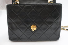 Load image into Gallery viewer, CHANEL Mini Matelasse Single Flap Chain shoulder bag Lambskin Black/Gold hardware Shoulder bag 800100034