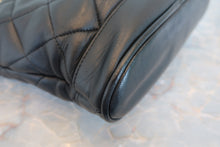 Load image into Gallery viewer, CHANEL Matelasse chain tote bag Lambskin Black/Gold hadware Tote bag 800080126
