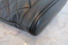 Load image into Gallery viewer, CHANEL Matelasse chain tote bag Lambskin Black/Gold hadware Tote bag 800080126