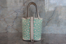 Load image into Gallery viewer, HERMES PICOTIN LOCK Micro(micro) Lucky Daisy Swift leather Nata/Vert U Engraving Hand bag 700070059