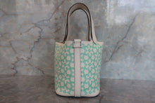 Load image into Gallery viewer, HERMES PICOTIN LOCK Micro(micro) Lucky Daisy Swift leather Nata/Vert U Engraving Hand bag 700070059
