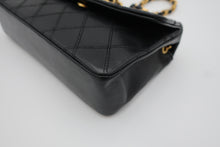 Load image into Gallery viewer, CHANEL Vicolore Big CC mark Chain shoulder bag Lambskin Black/Gold hardware Shoulder bag 800100035