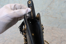 将图片加载到图库查看器,CHANEL/香奈儿 CF 流苏 链条 肩背包 羊皮 Black/Gold hadware(黑色/金色金属) 肩背包 700100207