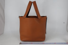 Load image into Gallery viewer, HERMES PICOTIN LOCK ECLAT MM Clemence leather/Swift leather Toffee/Bordeaux A Engraving Hand bag 800100048