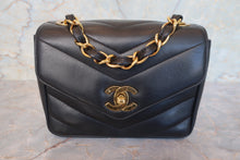 将图片加载到图库查看器,CHANEL/香奈儿 V线 链条包 羊皮 Black/Gold hadware(黑色/金色金属) 肩背包 700120053