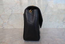 将图片加载到图库查看器,CHANEL/香奈儿 V线 链条包 羊皮 Black/Gold hadware(黑色/金色金属) 肩背包 700120053