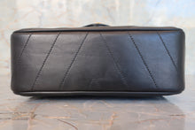 将图片加载到图库查看器,CHANEL/香奈儿 V线 链条包 羊皮 Black/Gold hadware(黑色/金色金属) 肩背包 700120053