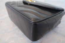 将图片加载到图库查看器,CHANEL/香奈儿 V线 链条包 羊皮 Black/Gold hadware(黑色/金色金属) 肩背包 700120053