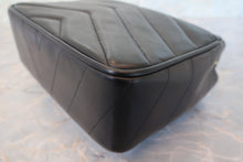 将图片加载到图库查看器,CHANEL/香奈儿 V线 链条包 羊皮 Black/Gold hadware(黑色/金色金属) 肩背包 700120053