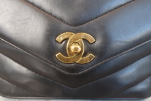 将图片加载到图库查看器,CHANEL/香奈儿 V线 链条包 羊皮 Black/Gold hadware(黑色/金色金属) 肩背包 700120053