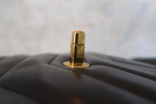 将图片加载到图库查看器,CHANEL/香奈儿 V线 链条包 羊皮 Black/Gold hadware(黑色/金色金属) 肩背包 700120053