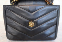 将图片加载到图库查看器,CHANEL/香奈儿 V线 链条包 羊皮 Black/Gold hadware(黑色/金色金属) 肩背包 700120053
