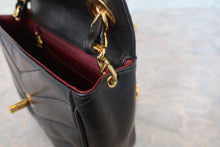 将图片加载到图库查看器,CHANEL/香奈儿 V线 链条包 羊皮 Black/Gold hadware(黑色/金色金属) 肩背包 700120053