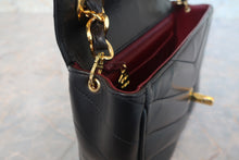 将图片加载到图库查看器,CHANEL/香奈儿 V线 链条包 羊皮 Black/Gold hadware(黑色/金色金属) 肩背包 700120053