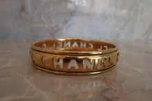 將圖片載入圖庫檢視器 CHANEL/シャネル ロゴバングル 金メッキ ゴールド バングル 500090264