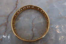 將圖片載入圖庫檢視器 CHANEL/シャネル ロゴバングル 金メッキ ゴールド バングル 500090264